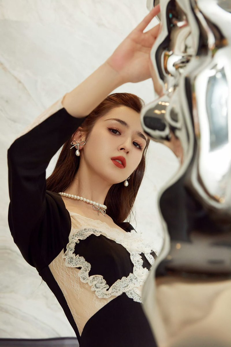 哈妮克孜 黑色一字带高跟凉鞋👠 https://t.co/YLBY6XbHNg