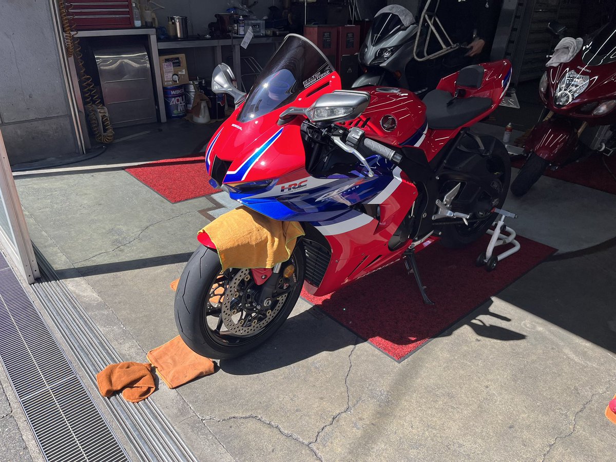 sc82RYO's tweet photo. 今日CBR1000RRRの点検に行って来て、フロントフォーク少し突き出ししてもらいました！
だいぶ良さそう‼️
 #CBR1000RRR
#SC82
#CBR
#ツーリング仲間募集中
#バイク仲間募集中 https://t.co/R4dhjZiMpW