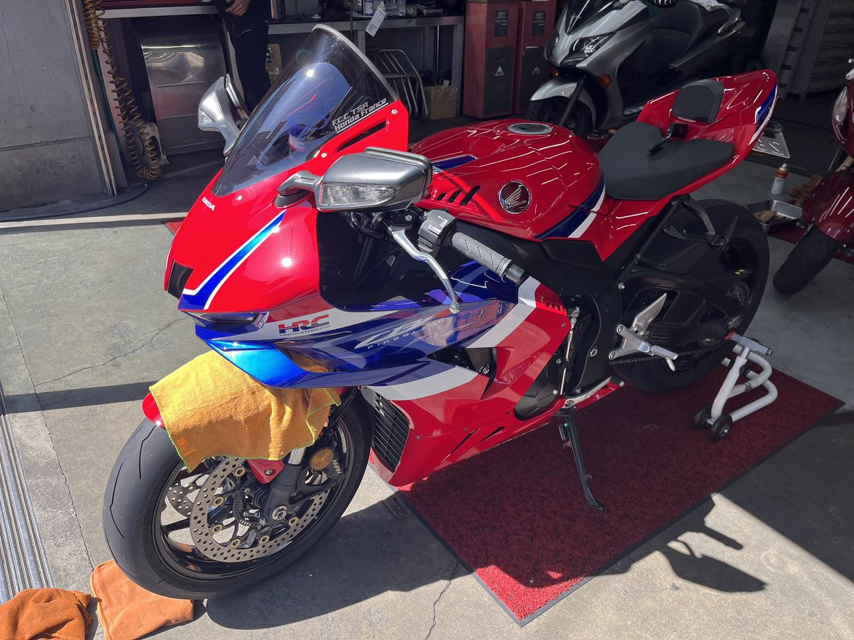 sc82RYO's tweet photo. 今日CBR1000RRRの点検に行って来て、フロントフォーク少し突き出ししてもらいました！
だいぶ良さそう‼️
 #CBR1000RRR
#SC82
#CBR
#ツーリング仲間募集中
#バイク仲間募集中 https://t.co/R4dhjZiMpW