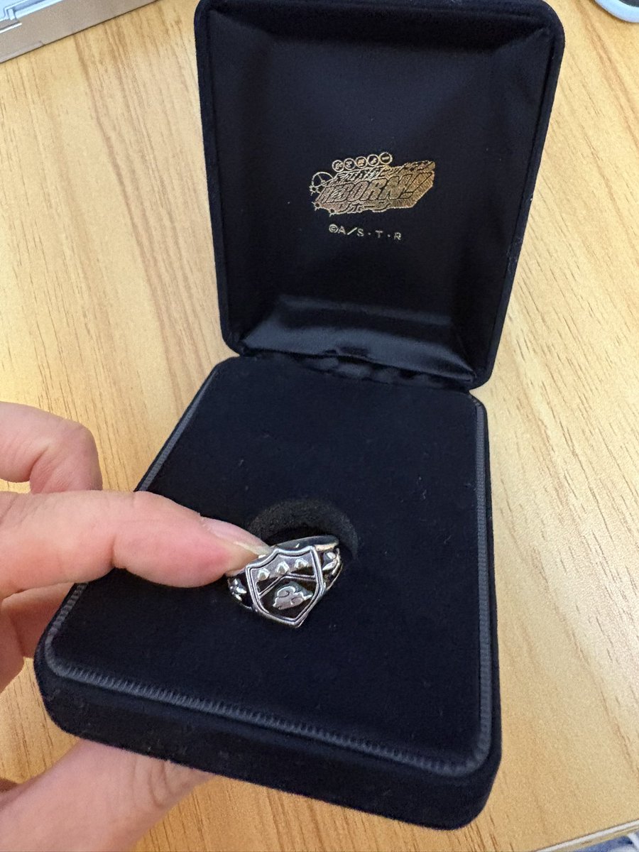 冠婚葬祭用のパールのピアス探してて、あったこれだと思ってフタ開けたら雲のボンゴレリングで一人で大爆笑した。こんな立派なケースに入ってたんだ。