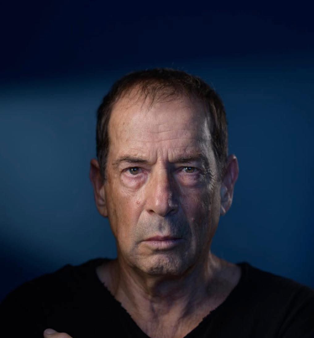 בני ברבש

השאלה שנשאלת בקשר למצבי (נשאלת על ידי לא על ידי האנושות או ראשי מדינות ה- G7) היא האם להצניע את מחלתי ולתת לשמועות לעבוד במקומי או לחסוך מהשמועות את העבודה ופשוט לחשוף את העניין לאנשים הספורים שמגלים עניין בהיעלמותי. כי הרעייה יודעת והילדים יודעים והחברים הקרובים