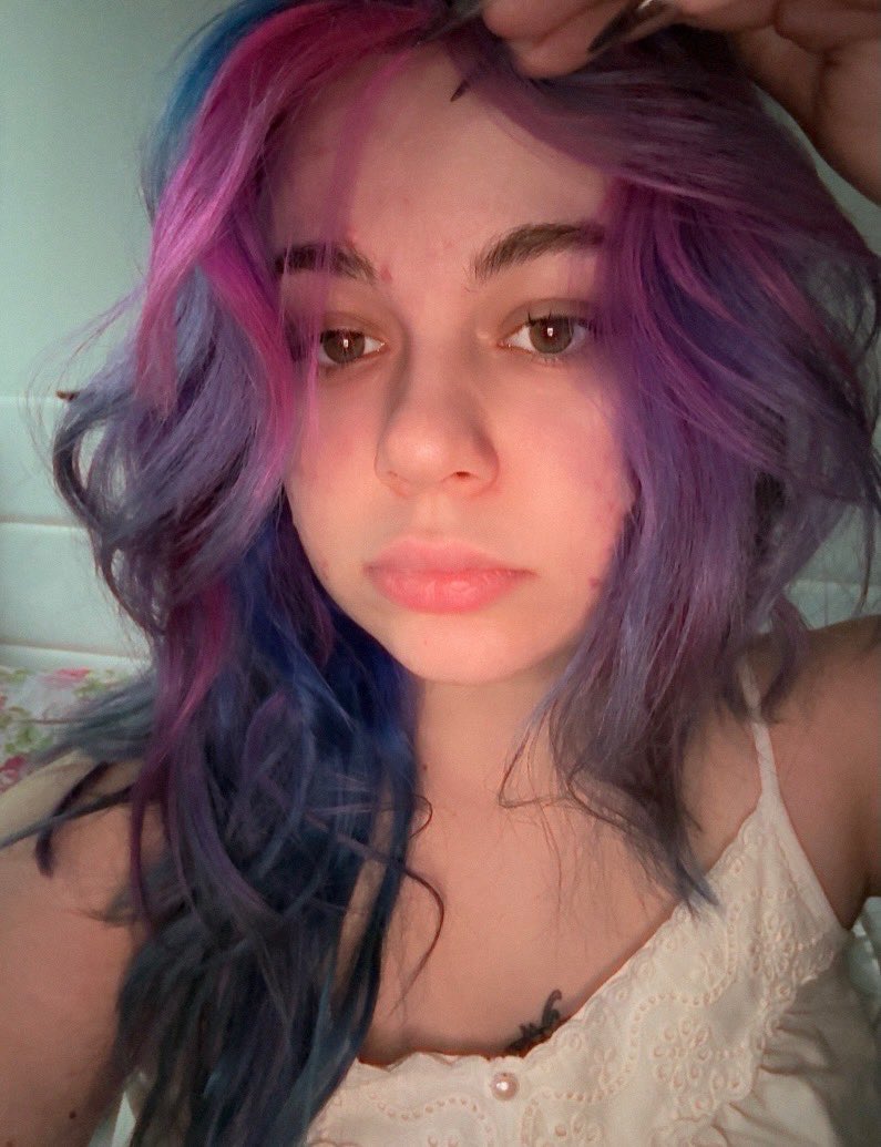 kellisoverit's tweet photo. I miss my rainbow hair sometimes #selfiesunday #althair https://t.co/rO7Nkg9i3P