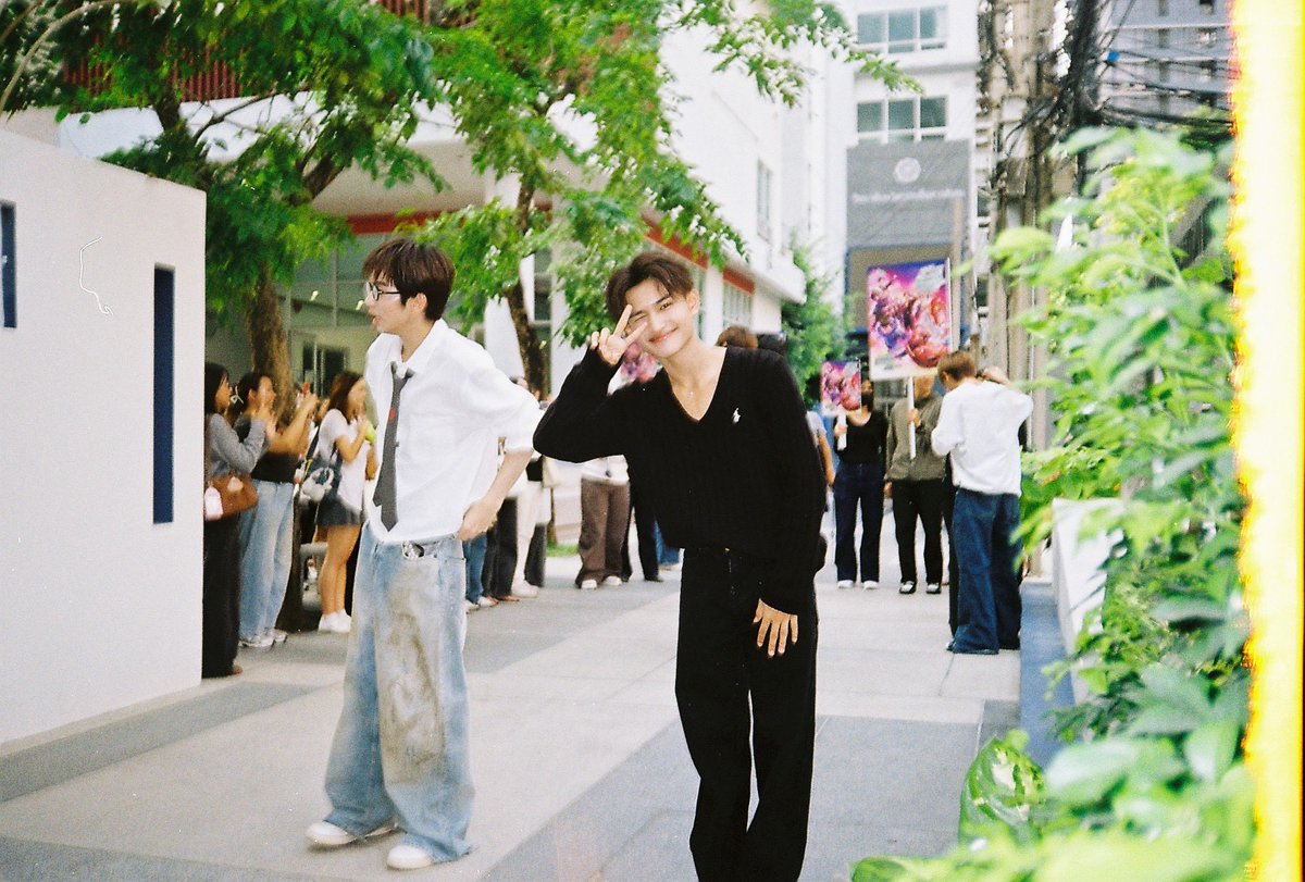 แงแง เอาฟิล์มไปล้างมาแยะ น้องได๊หล่อถูกใจพี่ 

ปล.ถ่ายน้องโต้มานะ แต่ชัตเตอร์ไม่ติด ;—;
#JAYkansopon #JISANGakira #CHEESEchayapol #FRAMEtanannat
#DICEชวนไปดูแฟนคอน