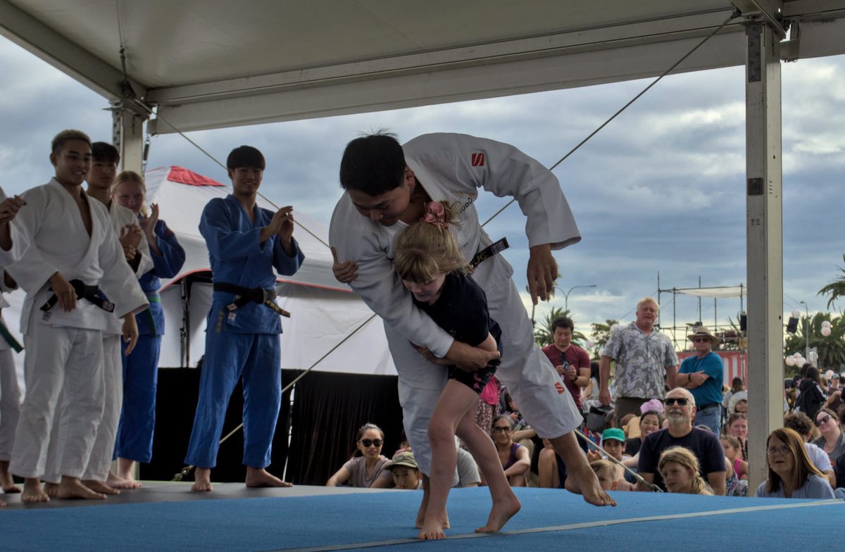 perthjudocoach's tweet photo. Japan Festival 日本祭りで柔道のデモンストレーションをしてきました！
何年前に行った時より断然規模が大きくなっていて台本も作らず挑んだことに後悔😅
でもみんなのおかげで会場は盛り上がりました！
柔道を広める、柔道の楽しさを伝える。
柔道の発展、頑張っていきましょう！ https://t.co/CDX3oFY19y