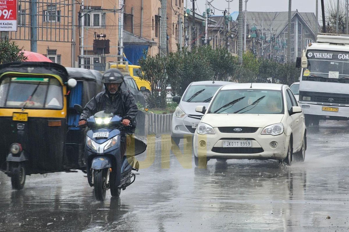 UNI_Photos's tweet image. In Photos | Srinagar received heavy rainfall after a prolonged dry spell.

📸: Shah Junaid / UNI

#Srinagar | #JammuAndKashmir | #Rainfall | #UNI