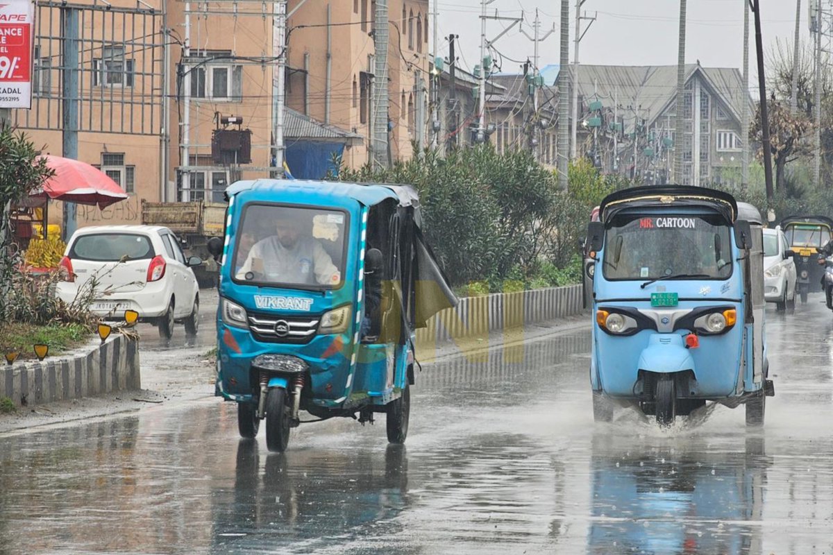 UNI_Photos's tweet image. In Photos | Srinagar received heavy rainfall after a prolonged dry spell.

📸: Shah Junaid / UNI

#Srinagar | #JammuAndKashmir | #Rainfall | #UNI