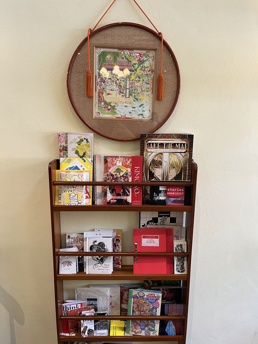ทุกคน ร้าน 『Gimbocha』 มีสาขา 2 แล้วนะ รู้ยัง(เราเพิ่งได้ไปมา5555)

ร้านอยู่ตรงเสาชิงช้า ลง MRT สามยอดแล้วเดินมาประมาณสิบกว่านาทีก็ถึง หน้าร้านตามรูปเลย

ยังคงคอนเสปต์เป็นมิตรกับสายผลิต ชาอร่อย เหมาะกับการมาใช้เวลาอย่างช้าๆเหมือนเดิม

ถ้าสนใจอยากอ่านหนังสือ ที่นี่ก็มีเยอะแยะเลย