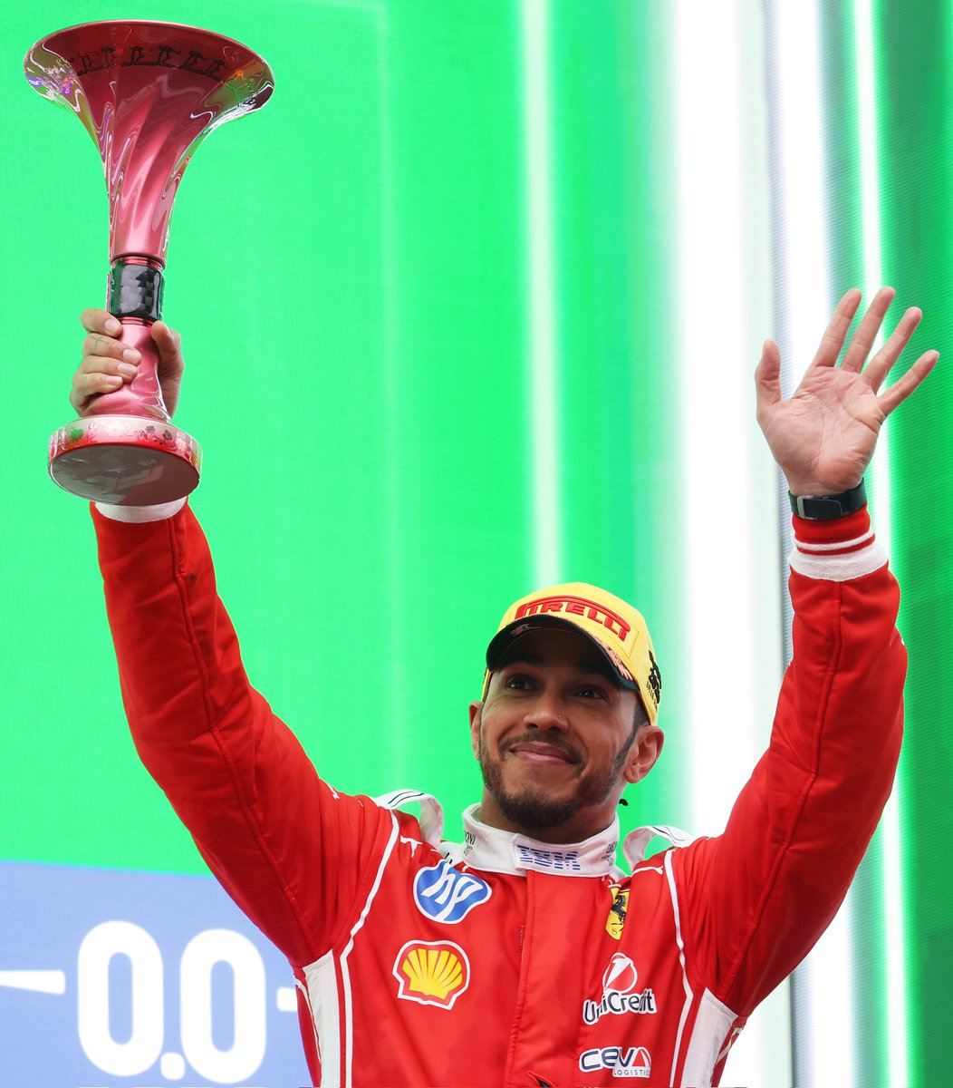 Uma dose absurda de felicidade que não acontece há muito, muito tempo.
Desejo que seja o primeiro de muitos, do ano que tanto esperamos: o ano da volta ao topo do maior de todos os tempos.

<a href="/LewisHamilton/">Lewis Hamilton</a> ✨️💜