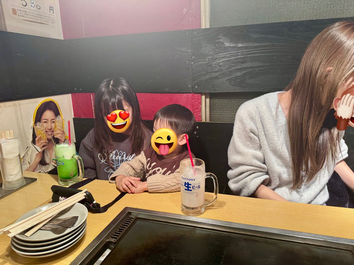 hideto_sa's tweet photo. 去年Filamentの件で社長に横領され1億損して、飲食コンサルに騙されて1億近く損して、カジノでは負け額3億近くになり、1億2300万で買ったランボルギーニは価格暴落して、ビットコインではおそらく数千万損してて、妻の誕生日でハリーの時計1600万、ネックレス1300万プレゼントしたのにあまり相手にされてないけど、
家族でもんじゃ食べにきてます