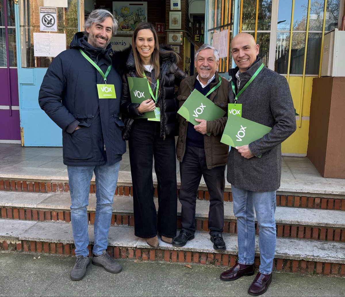 madrid_vox's tweet photo. ⚔️🇪🇸 Muchas gracias a los 300 apoderados de VOX Madrid que velan para que la jornada electoral sea limpia y transparente. 

¡Compromiso y trabajo en equipo este #15M, un día decisivo para #CastillaYLeón y para España! https://t.co/zBq0AnVUSC