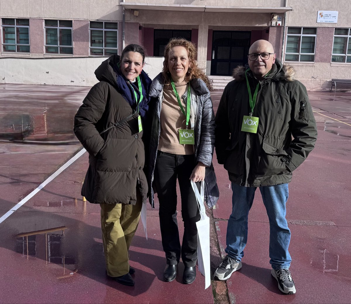 madrid_vox's tweet photo. ⚔️🇪🇸 Muchas gracias a los 300 apoderados de VOX Madrid que velan para que la jornada electoral sea limpia y transparente. 

¡Compromiso y trabajo en equipo este #15M, un día decisivo para #CastillaYLeón y para España! https://t.co/zBq0AnVUSC