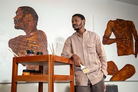 ChrisLavaquerie's tweet image. La démarche artistique de Nobel #Koty, artiste béninois, lauréat du prix Ellipse en 2024, est particulièrement introspective 👏👏 Il faut lire l’article que lui consacre @McZinsou à l’occasion de son expo au Lab de la @FondationZinsou