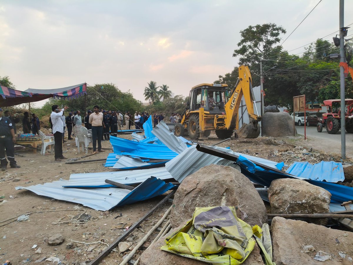 NewsMeter_In's tweet photo. #Hyderabad:
#HYDRAA secured 2.34 acres of #governmentland worth ₹250 crore at #Rambagh, #Attapur in #RangaReddy district.
Officials removed illegal tin-sheet #barricades, fenced the land and installed #boards declaring it as #governmentproperty.
A 366 sq yd #Sikh samadhi area was left untouched.
#Police and #revenue officials were deployed to prevent #tensions.