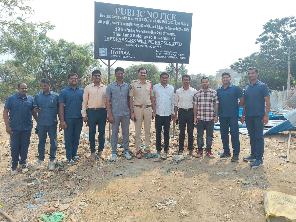 NewsMeter_In's tweet photo. #Hyderabad:
#HYDRAA secured 2.34 acres of #governmentland worth ₹250 crore at #Rambagh, #Attapur in #RangaReddy district.
Officials removed illegal tin-sheet #barricades, fenced the land and installed #boards declaring it as #governmentproperty.
A 366 sq yd #Sikh samadhi area was left untouched.
#Police and #revenue officials were deployed to prevent #tensions.
