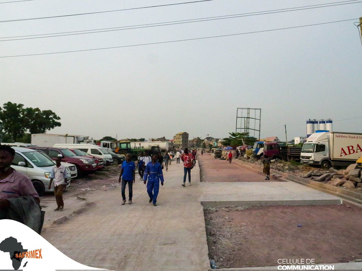 #KINSHASA #TRAVAUX 🚧
<a href="/safrimex_sarl/">Safrimex sarl safrimex sarl</a> annonce la connection imminente de l’avenue Bokassa au boulevard Sendwe . La première bande en béton relie déjà les deux avenues, la deuxième est en cours.
📷 safrimex