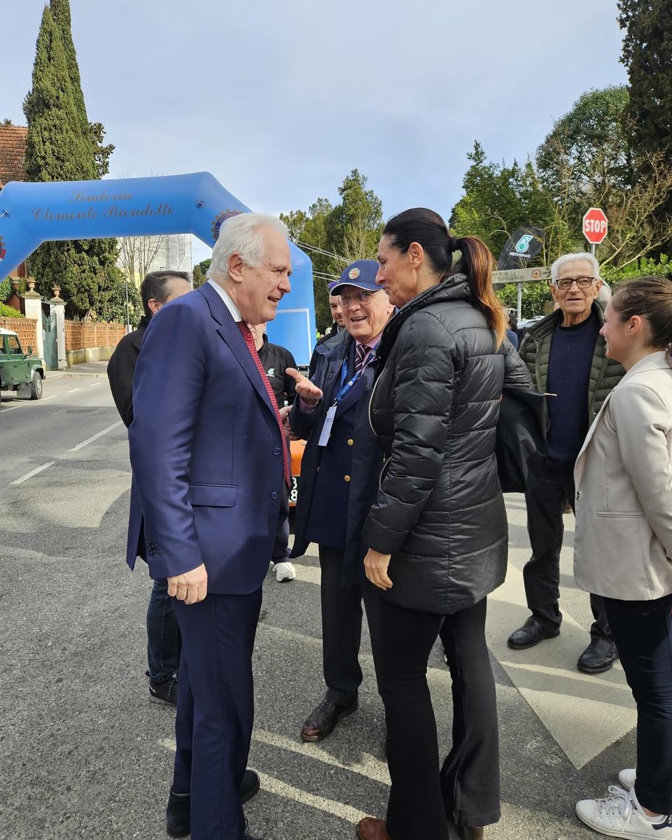 criscaletti's tweet photo. #15marzo

Questa mattina con il presidente della Regione Toscana @EugenioGiani e l’assessora del Comune di Firenze Letizia Perini abbiamo dato il via alla storica #Firenze–#Fiesole

Auto leggendarie, storia e passione sulle nostre strade

Salite a #Fiesole: lo spettacolo continua https://t.co/RHs4BT2NcO
