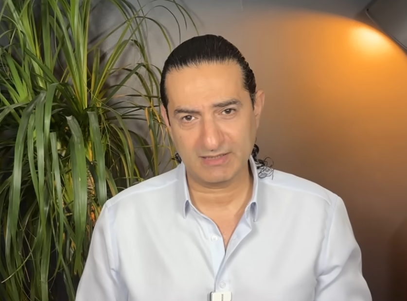 📌Devrim Akyıl'ın video özeti,

💵 Dolar/TL
Merkez Bankası'nın faiz kararında bir değişiklik yapmamasını ve ekonomi yönetiminin kendini zor bir sürece soktuğunu söylüyor.
Haziran sonuna kadar olan süreci döviz açısından en riskli bölge olarak tanımlıyor. 
Dolar/TL'de 43,20