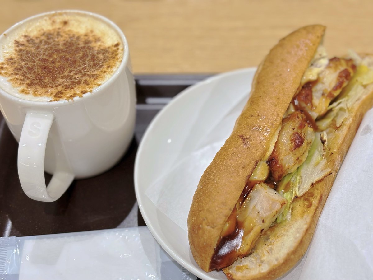 チャイティーラテのフォーム＆シナモン多めと照り焼きチキンフィローネを
照り焼きチキン、今年も食べれた〜♡
 #あんこのご飯レポ