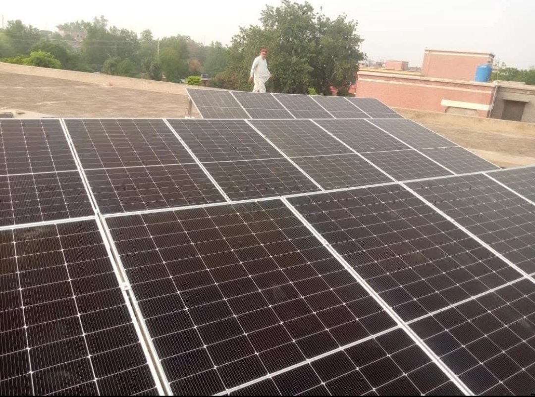 فیصل آباد سٹی کے ان دونوں سرکاری سکولز میں گورنمنٹ نے2024میں سولر لگانے کی منظوری دی اور اب2سال ہو گئے سولر پلیٹس تو لگی ہوئی ہیں مگر آج تک یہ آپریشنل نہیں ہو سکی اور ویسے ہی خراب ہو رہی ہیں 
اس پر کوئی نظر فرمائیں 
 <a href="/akleghari/">Awais Leghari</a> <a href="/RanaSikandarH/">Rana Sikandar Hayat</a> <a href="/DCFaisalabad/">Deputy Commissioner Faisalabad</a> <a href="/MoWP15/">MOE- Power Division, Government of Pakistan</a> <a href="/MaryamNSharif/">Maryam Nawaz Sharif</a>