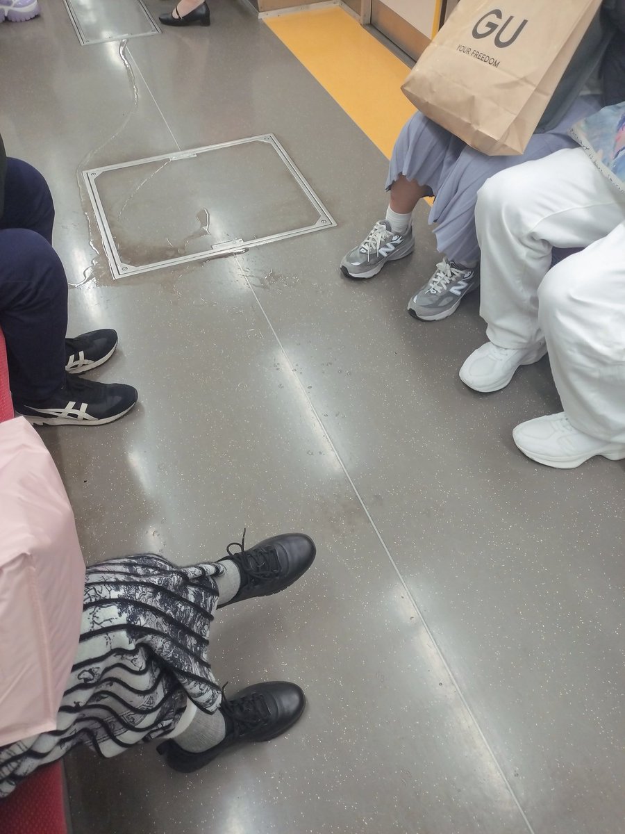 helarisou's tweet photo. 中国か韓国人の観光客氷結こぼして大迷惑
しかし日本の酔っぱらいのおっさん達よく酒持ってる人見かけるけどこぼしてるのは見たことないや
あれなんで？
酒への執着がすごいのかな https://t.co/FwqxaWvpc3