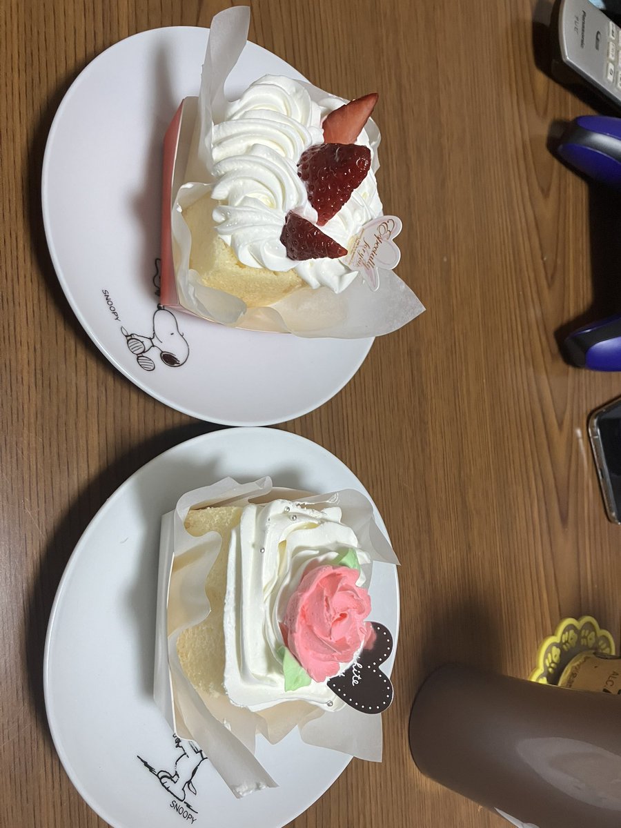 rika_yuu81119's tweet photo. 昨日記念日だったんだが、仕事が終わるの遅くなって今日ケーキ買ってお祝い㊗️
4年記念日です(✿˘艸˘✿) https://t.co/lWfr4x5wbp