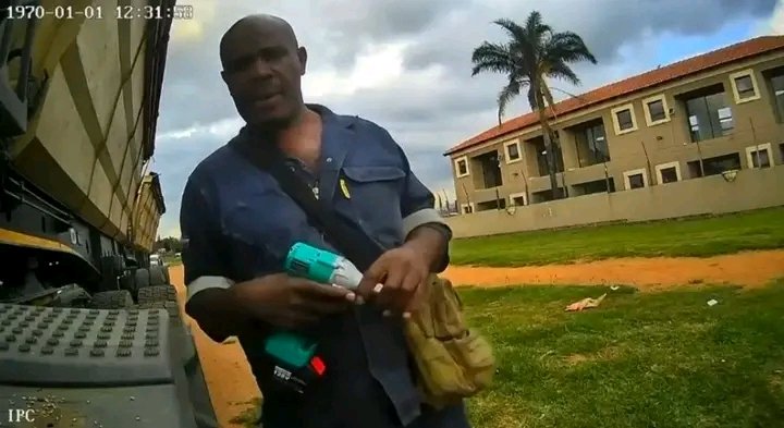 lnnocent191535's tweet photo. π¨ HELP US CATCH THIS THIEF! Caught on camera stealing batteries from a truck in Randfontein yesterday.
If you know him, please share info with Randfontein Police:
or your nearest police station.
#Randfontein #CrimeAlert
#Satrucker https://t.co/ZJcHi6LR3G