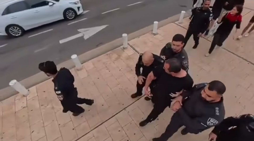 העילה למעצר: דחיפה

העילה בפועל: השתייכות למחנה פוליטי שונה מזה של השוטר

סיבת השחרור: התפרסם ברשתות תיעוד שמוכיח שהשוטר משקר

אם לא היה תיעוד: סביר שהיו תופרים תיק

תגובת בן גביר: השוטר הוא הקורבן

שבוע טוב.