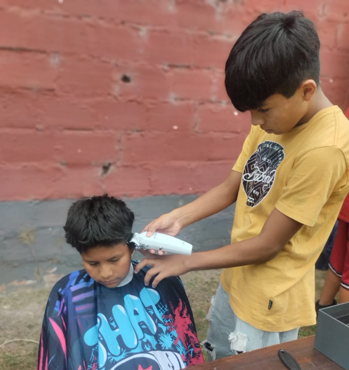 CasaVecino's tweet photo. Orgullo enorme.
Los jóvenes que cursan Barbería en nuestra casa @FundacionIr realizaron ayer más de 50 cortes de cabello solidarios en el Centro Tradicionalista El Pial de Zelaya. Cuando a los jóvenes se les da una oportunidad, responden con valores y solidaridad.
 #Oficios https://t.co/doyrLvl6tL
