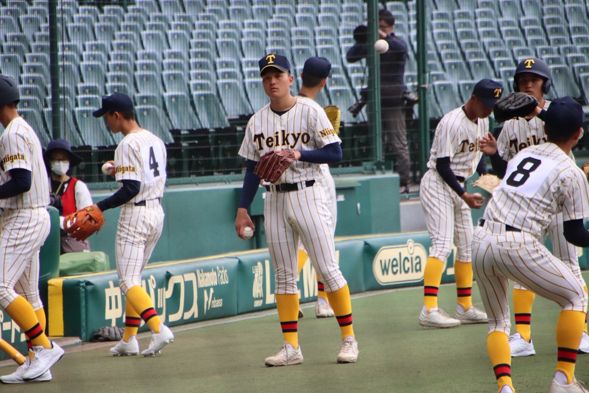 初出場の ＃帝京長岡 は金色の縦縞ユニフォームにデザイン変更。芝草
