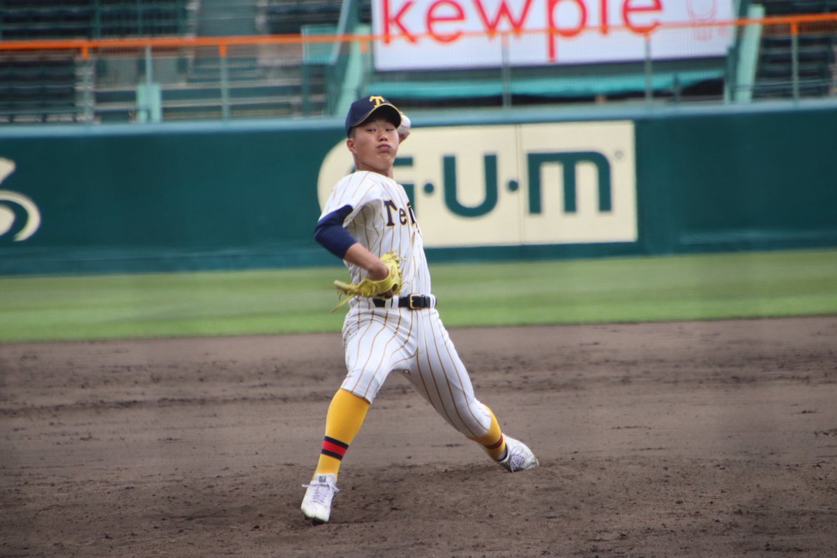 初出場の ＃帝京長岡 は金色の縦縞ユニフォームにデザイン変更。芝草