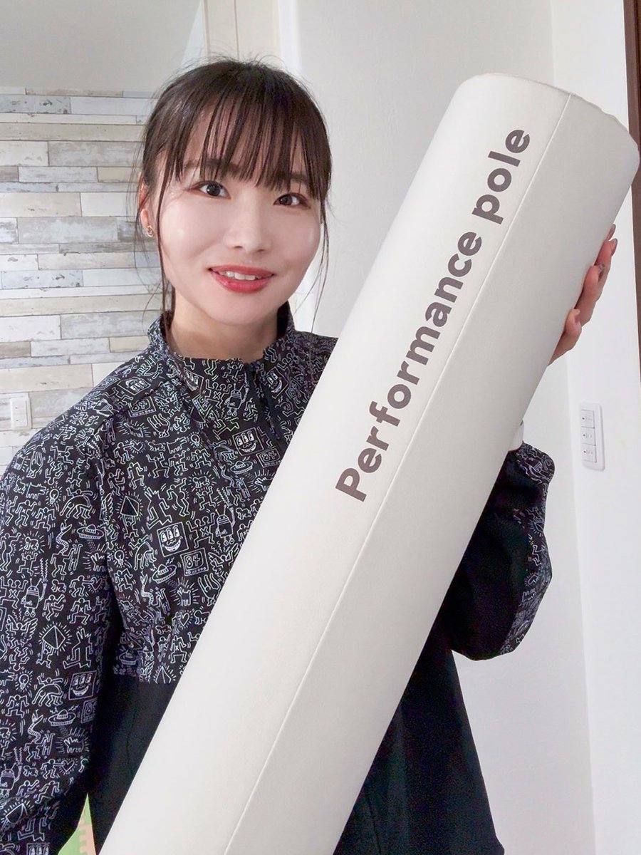 kana_vapor42k's tweet image. 最近ストレッチ用ポールを取り入れてみました🧘‍♀️
@uFitOfficial 
正直まだ使い方は研究中ですが😂 背中や股関節まわりがスッと伸びる感じがして 練習後のケアにちょうどいいかも🏃‍♀️
ランナーは走るだけじゃなくて 身体を整える時間も大事ですね！

#ufit #パフォーマンスポール 
#ランナーケア #PR