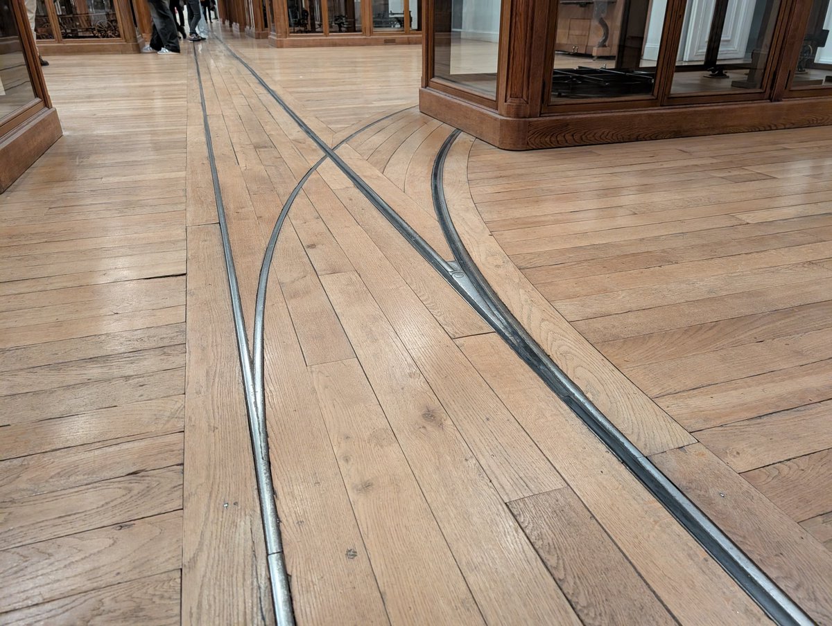 BMazerolles's tweet photo. Au musée des Arts et Métiers à Paris, il y a une voie ferrée qui fait le tour du 1er étage, et qui est également visible au rez-de-chaussée. Elle servait à déplacer des pièces lourdes sur un chariot, qui est encore visible dans un coin. L'embranchement desservait un monte-charge. https://t.co/uO2l6QPPHi