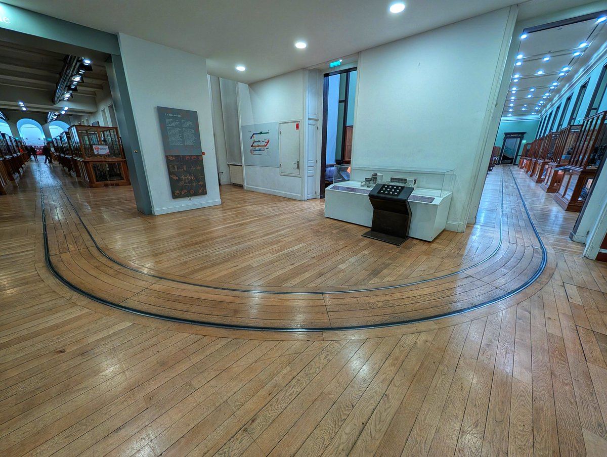 BMazerolles's tweet photo. Au musée des Arts et Métiers à Paris, il y a une voie ferrée qui fait le tour du 1er étage, et qui est également visible au rez-de-chaussée. Elle servait à déplacer des pièces lourdes sur un chariot, qui est encore visible dans un coin. L'embranchement desservait un monte-charge. https://t.co/uO2l6QPPHi