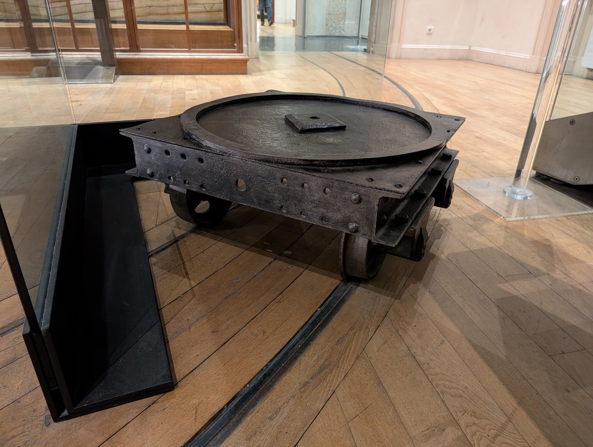 BMazerolles's tweet photo. Au musée des Arts et Métiers à Paris, il y a une voie ferrée qui fait le tour du 1er étage, et qui est également visible au rez-de-chaussée. Elle servait à déplacer des pièces lourdes sur un chariot, qui est encore visible dans un coin. L'embranchement desservait un monte-charge. https://t.co/uO2l6QPPHi