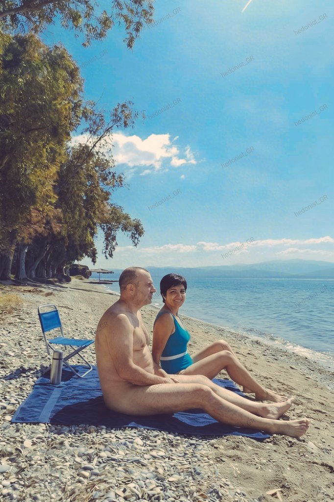 Today’s highlight: Nikos &amp; Lena's first beach walk this season. Nikos trusting my lens while keeping it 100% au naturel. Confidence level: expert! 🇬🇷 #naturist #nudist #naturism #nudism #nudismo #fkk #couple #γυμνιστης #γυμνισμος #publicnudity #publicbeach #greece #eviaisland