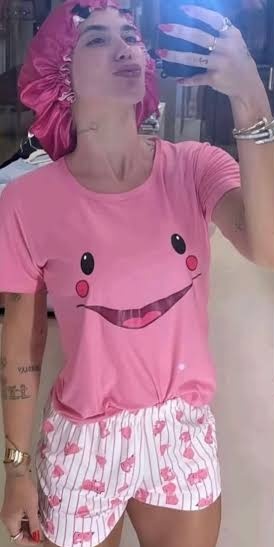 Então é por isso que a diva dormia assim, ia gastar lingerie atoa para que ne?