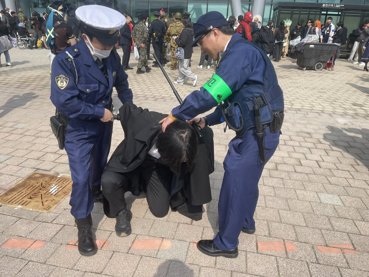 3서코 각국 경찰분들이랑 찍은 컨셉짤…