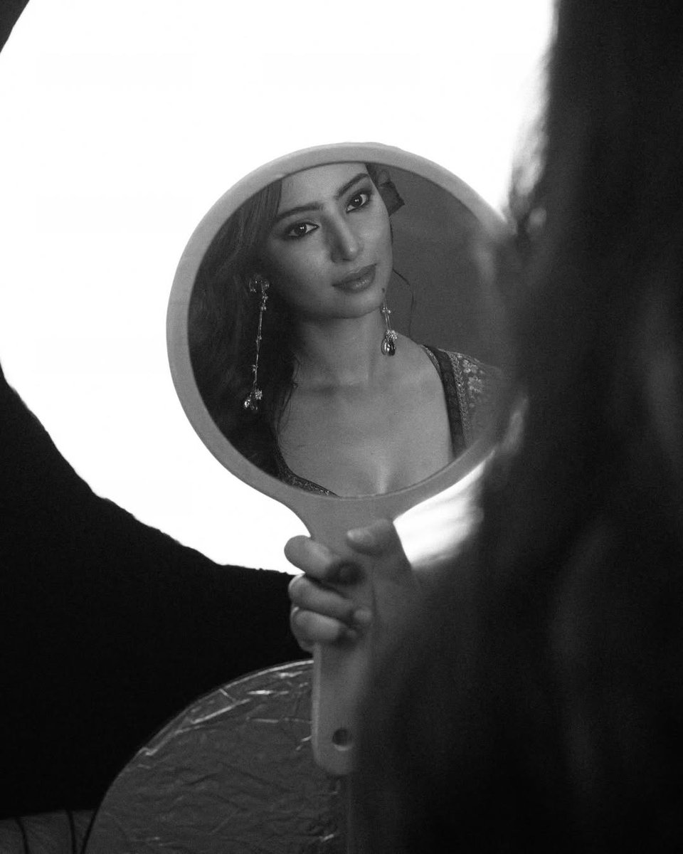 Aap sab #DhurandharTheRevenge dekhne jaa rahe ho na? ya burger khaane mein busy ho? 😋