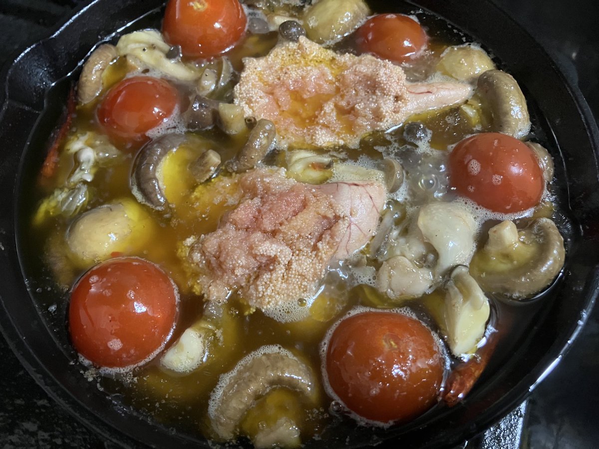 ebi__hiro's tweet photo. ニトスキを買ったのでアヒージョを(ت )

初めて明太子を入れてみた(≧▽≦)そして牡蠣はどれだけ熱してもプリプリなので食べ時がわからない(￣▽￣;) https://t.co/898tum3kds