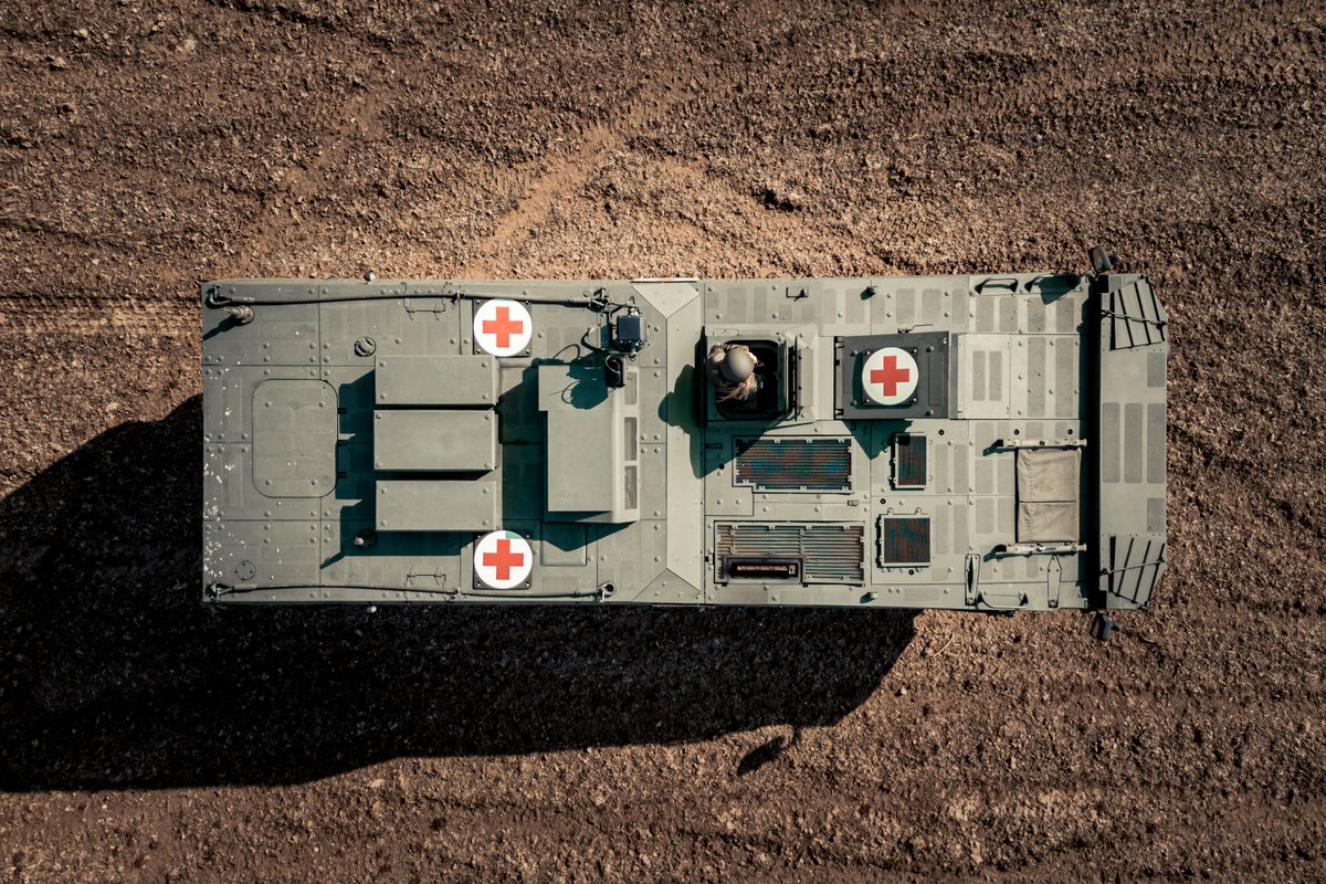 WBGroup_PL's tweet image. Niesienie pomocy rannym żołnierzom na polu walki jest równie ważne, jak rozpoznanie i zdolności uderzeniowe. Dlatego @WBGroup_PL jest dumna, że nasze interoperacyjne rozwiązania, jak platforma komunikacji #FONET, łączność #RADMOR, systemy teleinformatyczne, przekazywania danych i