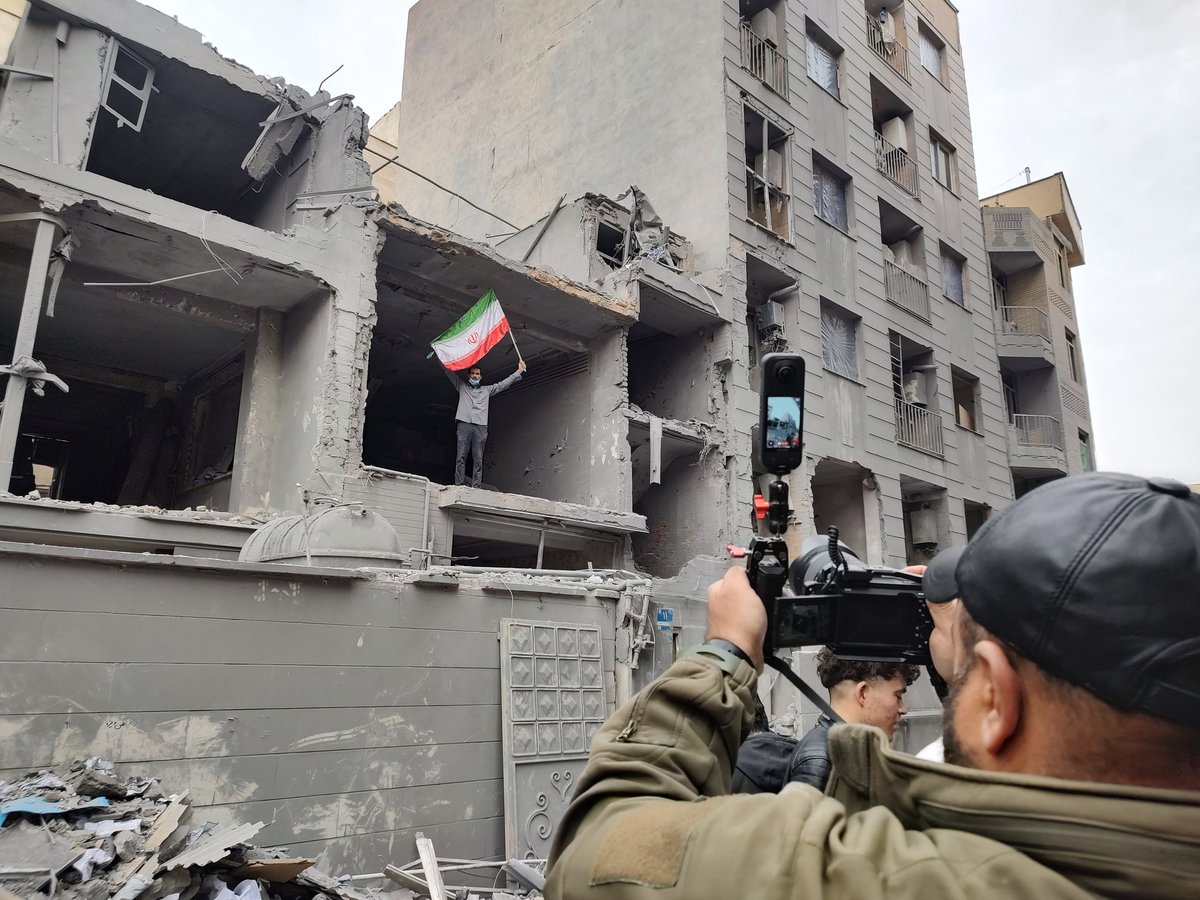 Sarfi_M's tweet image. اکنون جمعی از خبرنگاران خارجی مقیم تهران مشغول بازدید از حملات آمریکا و اسراییل به مناطق مسکونی تهران هستند.