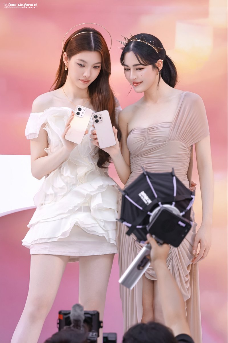 Con_Lingorm's tweet photo. 260315
😘

LINGORM FRIENDS OF VIVO #LingOrmVivoV70Exhibition 
#LingOrm #หลิงออม‌ https://t.co/zBM27eembU