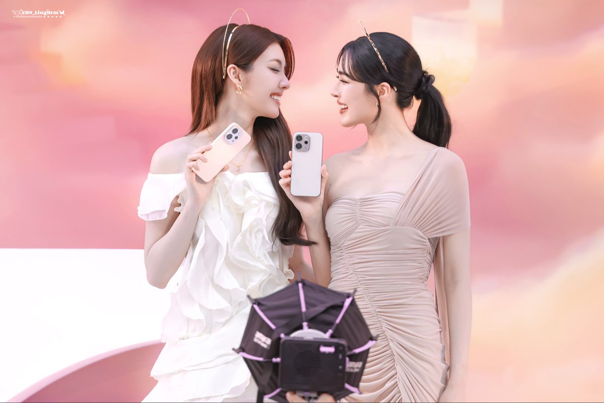 Con_Lingorm's tweet photo. 260315
😘

LINGORM FRIENDS OF VIVO #LingOrmVivoV70Exhibition 
#LingOrm #หลิงออม‌ https://t.co/zBM27eembU