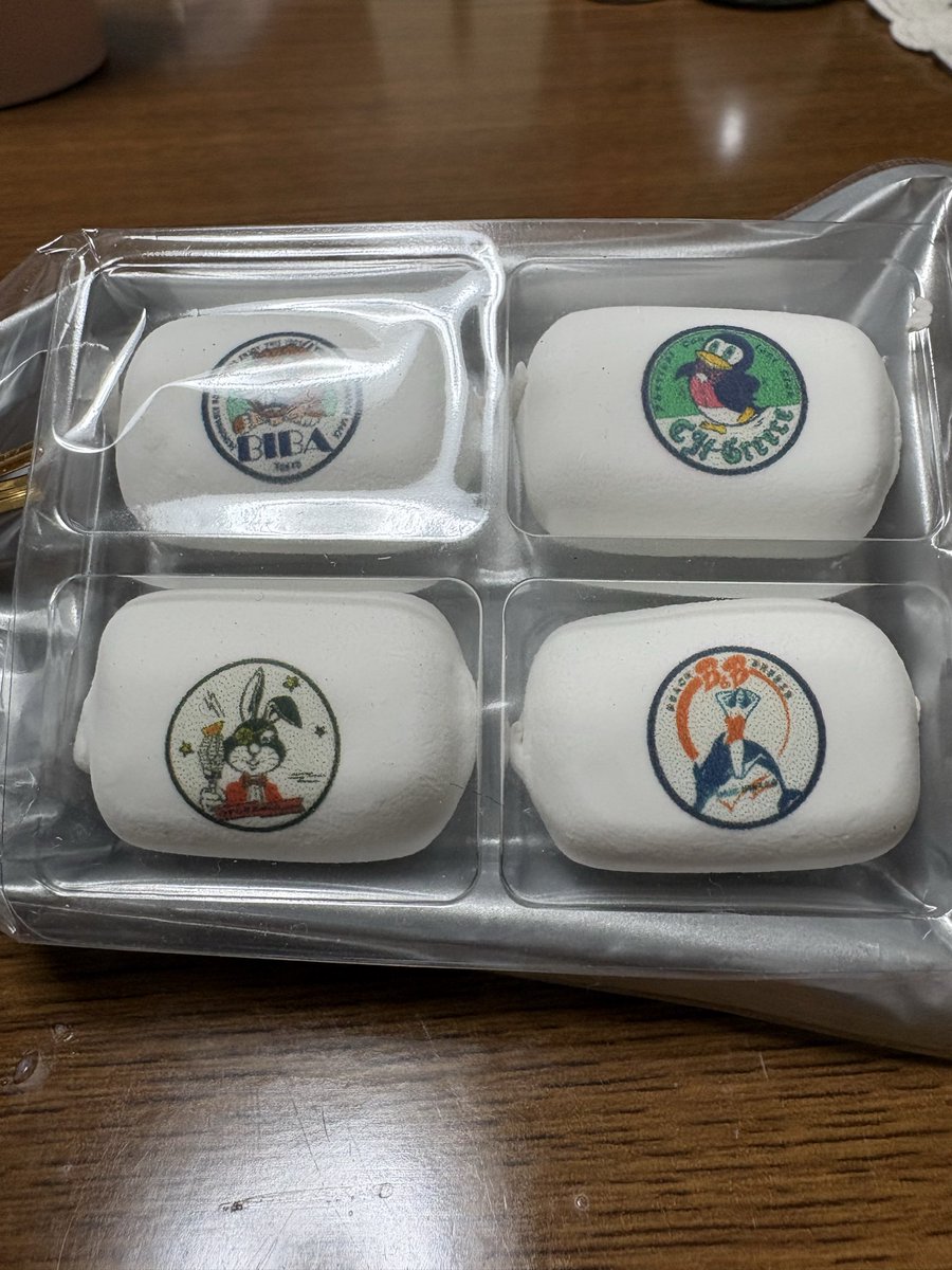 BodL01k7K4DGu4b's tweet image. 東亜会館のあの日に帰ろうは楽しかった〜
これからこのお菓子と腰痛で余韻に浸りながらコーヒー☕️で一息☺️
令和でも腰を痛めながらDiscoって素晴らしい！若い女性も何人か来ていて本当に楽しそうに踊ってた💃
若い方にも是非来て楽しんで踊りに来て欲しい‼️本当に楽しいよ〜📣
#DISCO
#新宿東亜会館