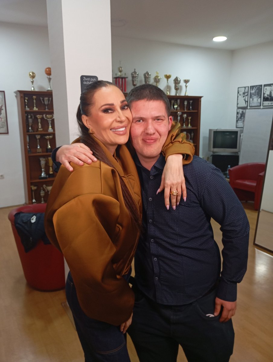 Bogdan__Ristic's tweet image. Noćas kuća časti @CecaRaznatovic ♥️
#CECA #estrada #Čačak
