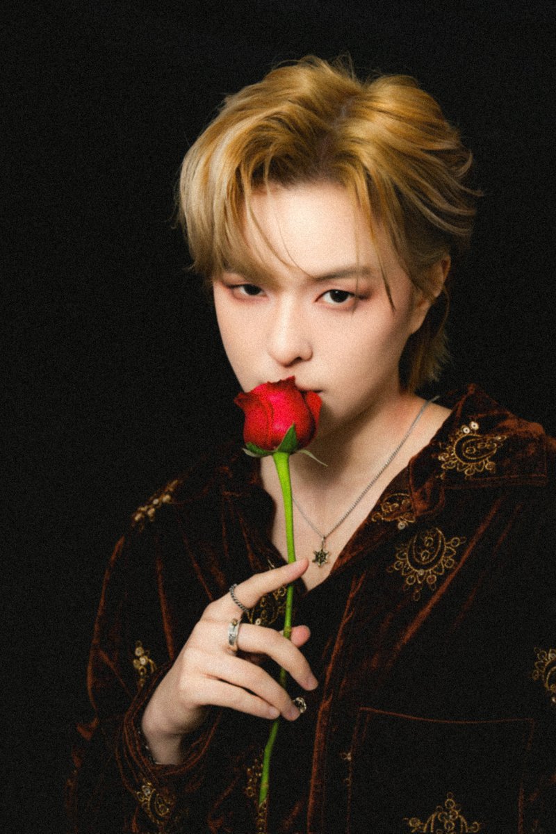 SunneePHFC's tweet photo. 03/15/26 Sunnee杨总工作室 Weibo update 1/3 #Sunnee

The roses spread quietly on the night of spring, and the drums beat the pulse, warmly beating your heart and mine, outlining a romantic dream. https://t.co/trpENUKPLj