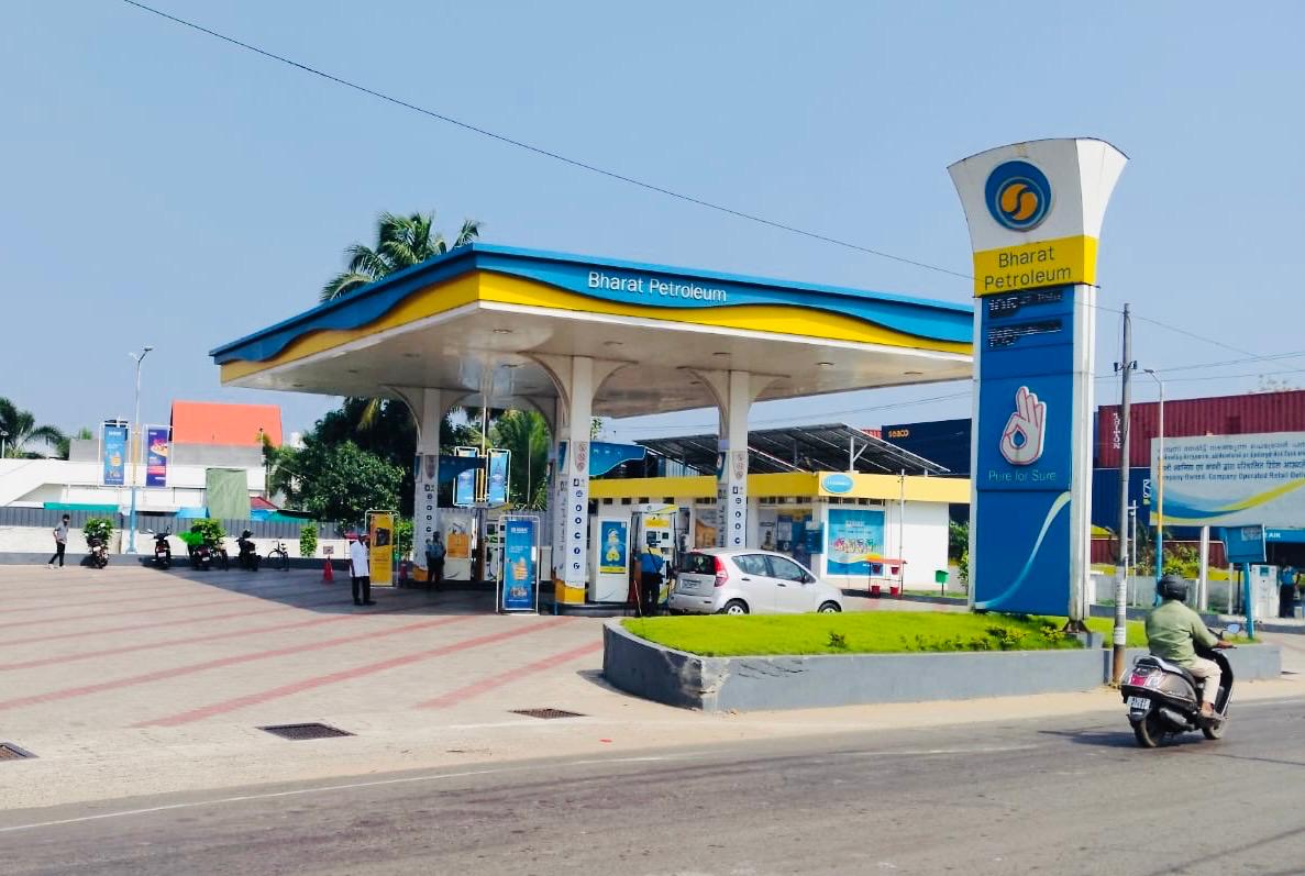 RetailBpcl's tweet photo. A usual day at Company owned Company operated outlets across Ernakulam — no queues, no rush, just smooth fuelling &amp; customers going about their day.
Despite rumours circulating online, operations across BPCL outlets remain normal. 
Stay assured, stay informed ⛽
#BPCL #FuelUpdate https://t.co/GooIYpPUM3
