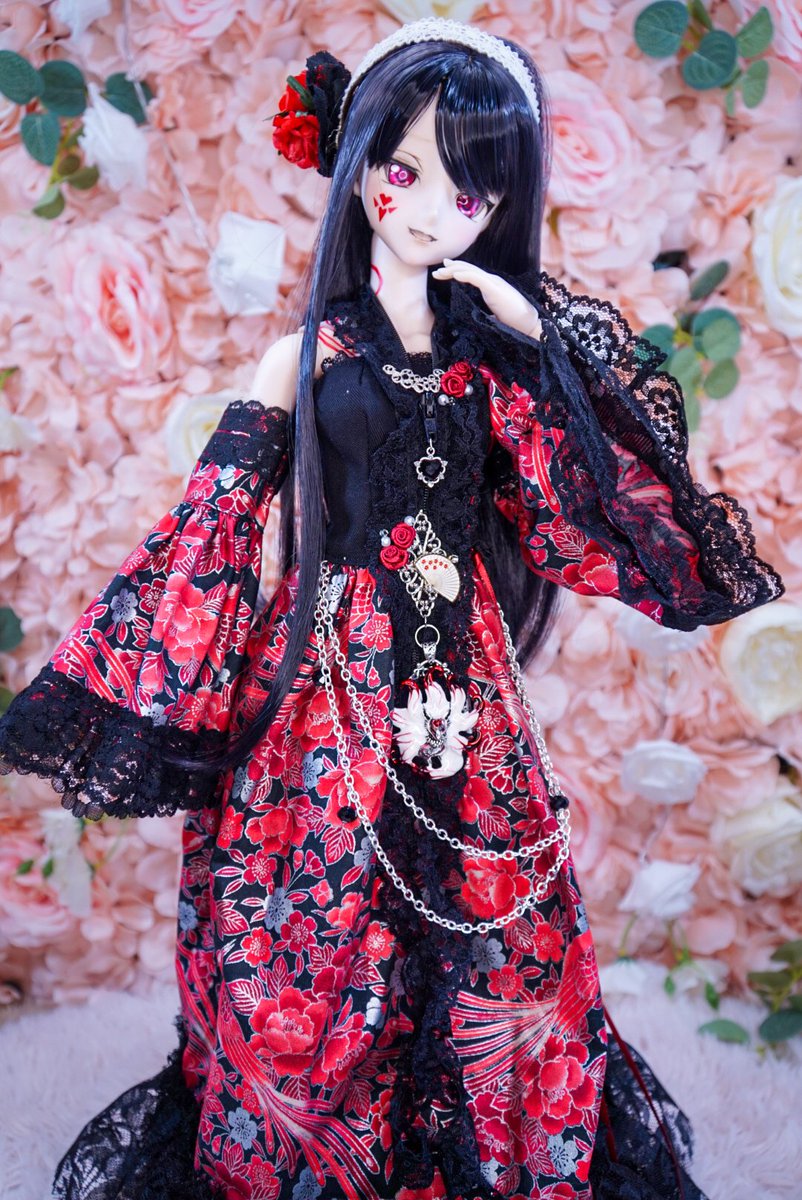 to_ei_da_ma's tweet photo. #DS77 にて買わせて頂いたLOVESHOKDROP様の『DD M胸用ビスチェドレス』です❗
こちらドレスと薔薇の髪止めのセットとなります(カチューシャは別)
布地と装飾の違いでそれぞれ一品ものだったので悩みましたが、紅い花の描かれたこちらにしました👍️
黒×赤は良いですね😍

#アトリエルティレ
#波止場亭 https://t.co/Zj7ZV0m3E2