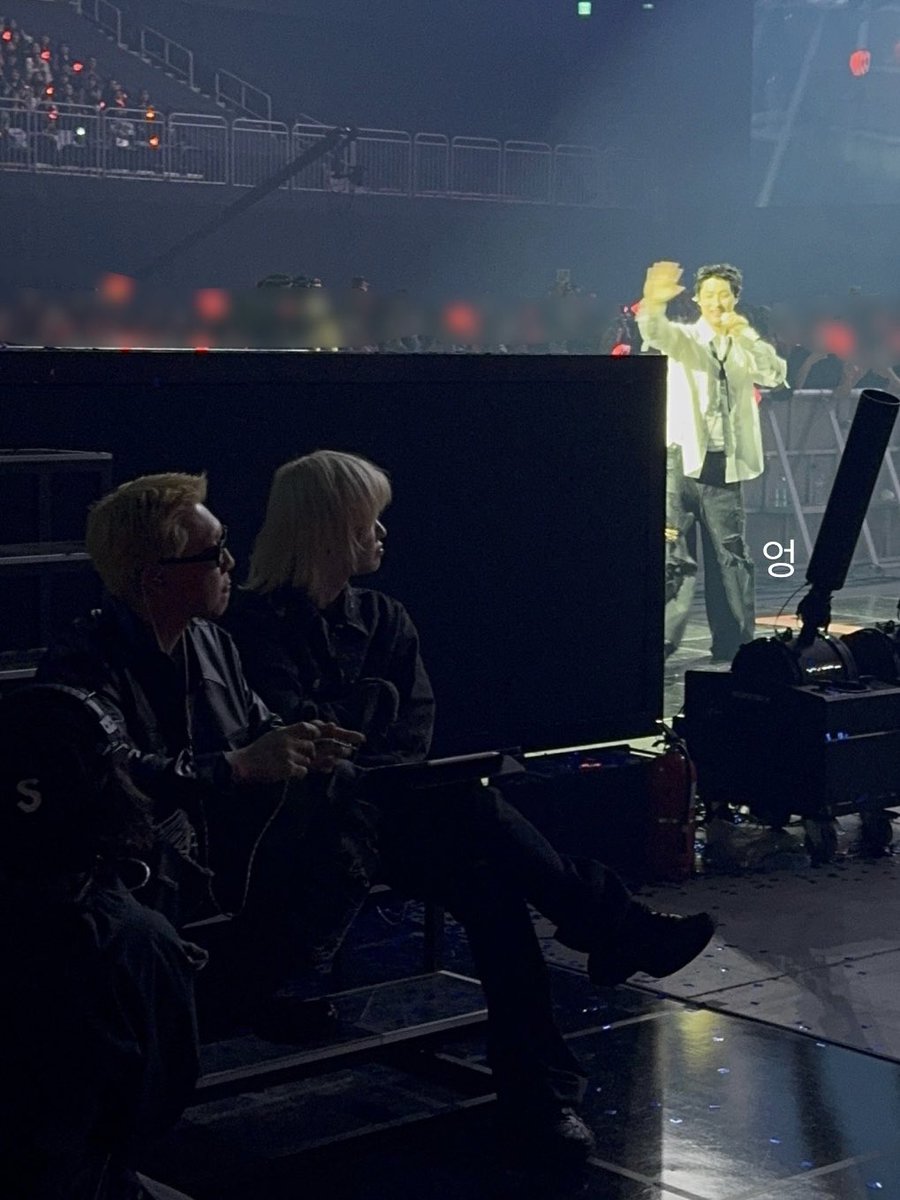 xoxoluvx_'s tweet photo. 보다가 구도가 너무 개뿜겨서 주저앉음 https://t.co/VKx9T3ACbI