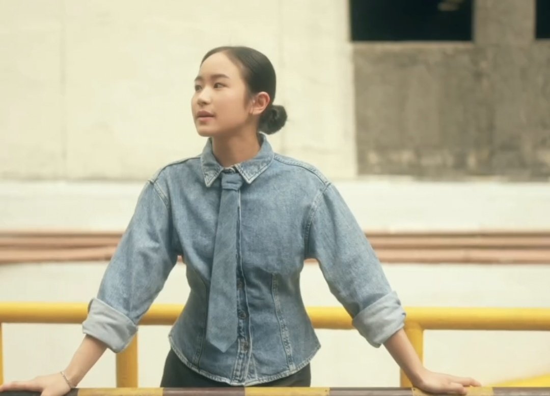 Postura ni CJ Tuazon habang hinihintay si Kolene na lumabas sa harap ng hospital para sunduin at ihatid pauwi 😜😜